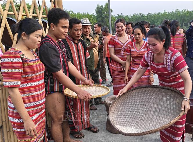 Tiết mục giã gạo tại lễ hội. Ảnh: K GỬIH-TTXVN 