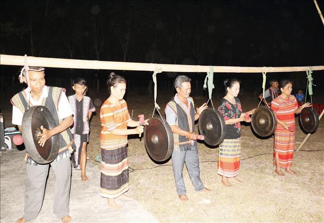 Tiết mục đánh cồng chiêng tại lễ hội. Ảnh: K GỬIH-TTXVN 