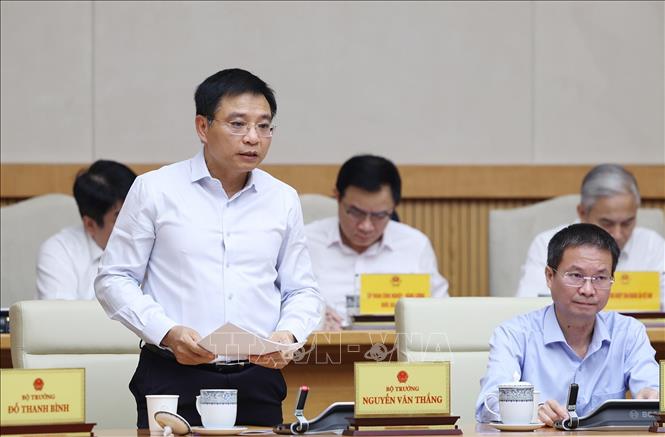 Bộ trưởng Bộ Tài chính Nguyễn Văn Thắng báo cáo Tình hình kinh tế - xã hội tháng 3 và Quý I năm 2026; thực hiện Nghị quyết số 01/NQ-CP; phân bổ, giải ngân vốn đầu tư công; Chương trình mục tiêu quốc gia. Ảnh: Dương Giang-TTXVN 
