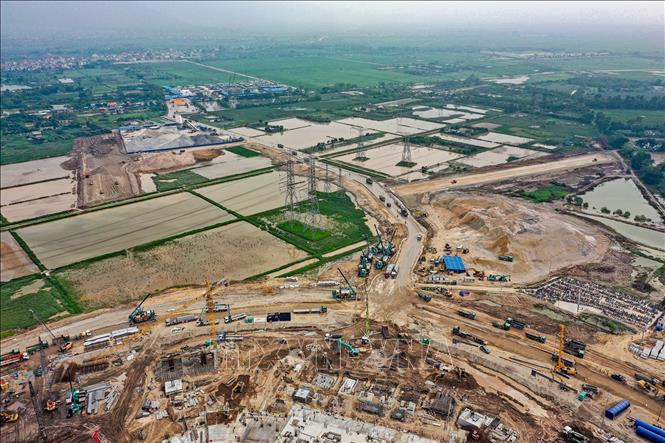 Công tác hạ cốt nền và san phẳng mặt bằng được đẩy nhanh. Ảnh: Trung Nguyên - TTXVN