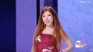 Trang Pháp chơi piano, múa cột ở mở màn “Đạp gió 2026”