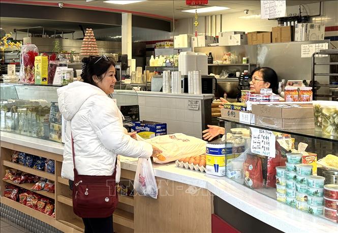 Khách hàng mua trứng tại một cửa hàng thực phẩm Á châu tại bang Virginia. Ảnh: Đoàn Hùng - PV TTXVN tại Mỹ
