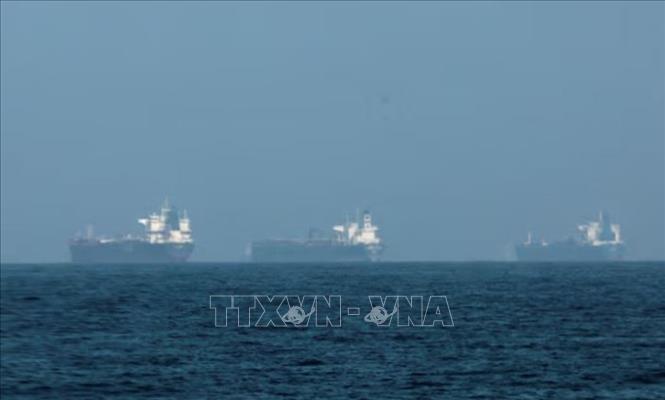 Tàu thuyền đậu ngoài khơi Fujairah, Các tiểu vương quốc Arab thống nhất, trong bối cảnh Iran hạn chế hoạt động hàng hải qua eo biển Hormuz, ngày 3/3/2026. Ảnh: REUTERS/TTXVN  