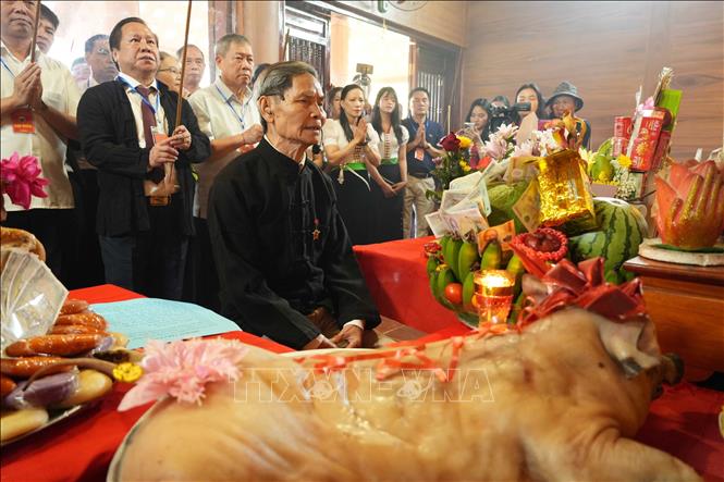 Nghi lễ cúng “Nàng Han”. Ảnh: Nguyễn Oanh-TTXVN