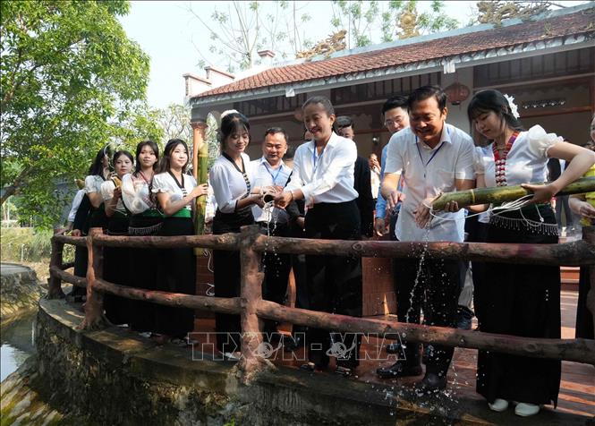 Các đại biểu rửa tay bên mó nước nơi Nàng Han tắm gội sau khi đánh thắng giặc trước khi bay về trời để cầu may mắn. Ảnh: Nguyễn Oanh-TTXVN