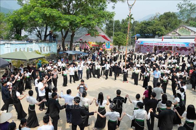 Mọi người cùng tham gia vòng xòe kết đoàn. Ảnh: Nguyễn Oanh-TTXVN