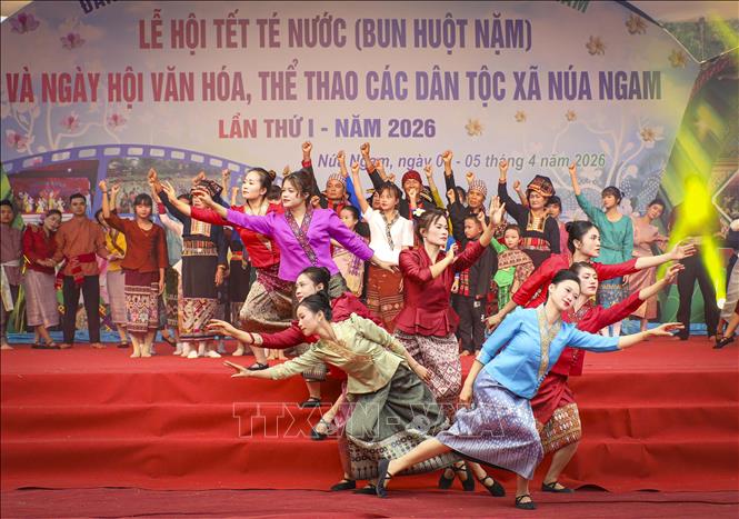 Trình diễn những điệu múa dân tộc Lào tại ngày hội. Ảnh: Xuân Tư - TTXVN