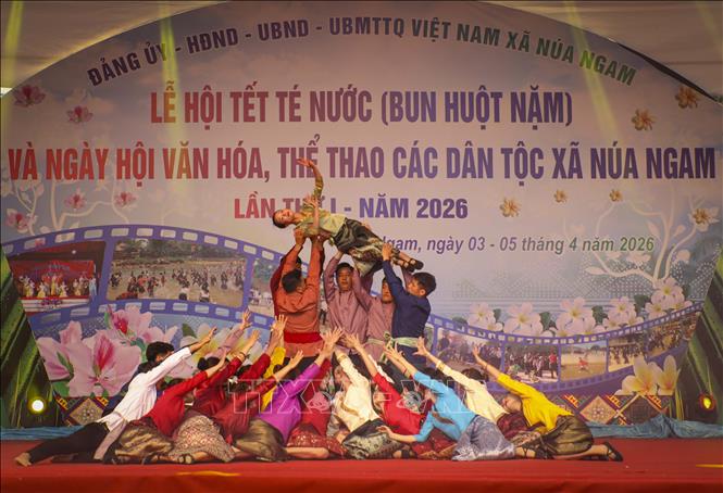 Trình diễn những điệu múa dân tộc Lào tại ngày hội. Ảnh: Xuân Tư - TTXVN