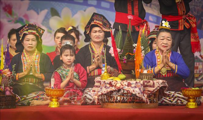 Thầy mô cùng người dân thành kính thực hiện nghi thức cầu may, cầu an trong ngày hội. Ảnh: Xuân Tư - TTXVN