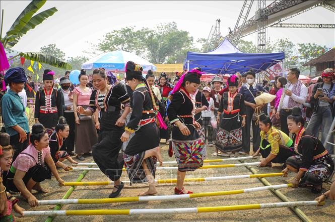 Không gian văn hóa dân tộc Khơ Mú tại ngày hội. Ảnh: Xuân Tư - TTXVN