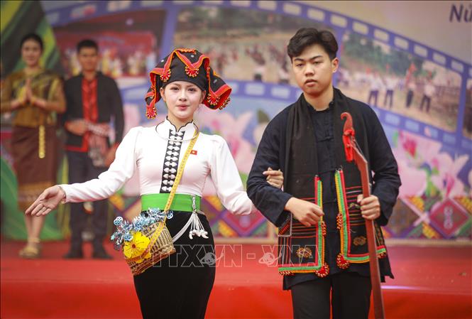 Trình diễn trang phục dân tộc Thái tại ngày hội. Ảnh: Xuân Tư - TTXVN