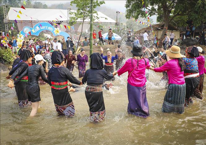 Người dân và du khách hào hứng tham gia té nước, gửi gắm lời chúc may mắn. Ảnh: Xuân Tư - TTXVN