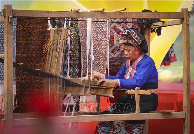 Phụ nữ dân tộc Lào dệt trang phục dân tộc. Ảnh: Xuân Tư - TTXVN