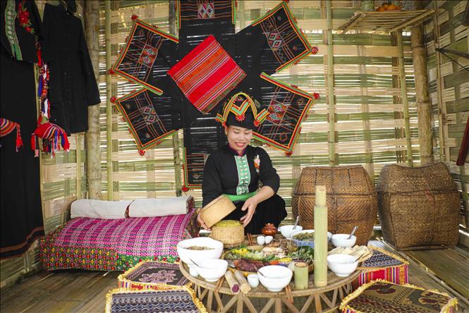 Không gian văn hóa dân tộc Thái tại ngày hội. Ảnh: Xuân Tư - TTXVN