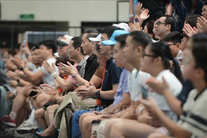 Khán giả cổ vũ tại nhà thi đấu Cung điền kinh Mỹ Đình (Hà Nội). Ảnh: Minh Quyết - TTXVN