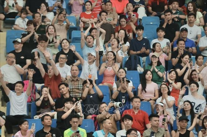 Khán giả cổ vũ tại nhà thi đấu Cung điền kinh Mỹ Đình (Hà Nội). Ảnh: Minh Quyết - TTXVN