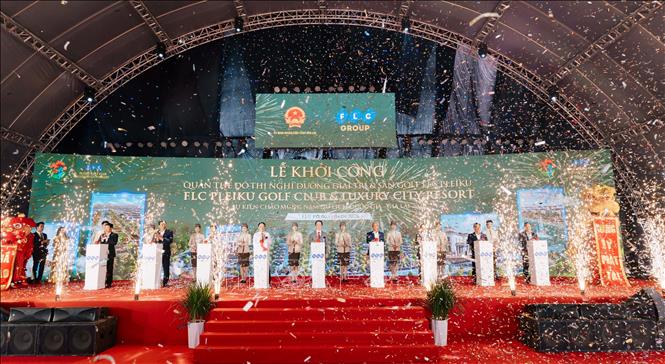 Lãnh đạo tỉnh Gia Lai và đại diện doanh nghiệp thực hiện nghi thức khởi công Quần thể đô thị nghỉ dưỡng, giải trí và sân golf FLC Pleiku Golf Club & Luxury City Resort. Ảnh: Hoài Nam – TTXVN