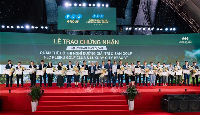 Tập đoàn FLC trao chứng nhận cho 22 đại lý phân phối chính thức tham gia phân phối dự án. Ảnh: Hoài Nam – TTXVN
