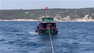 Tàu 785 Hải quân kịp thời cứu kéo một ghe cá trôi dạt trên biển