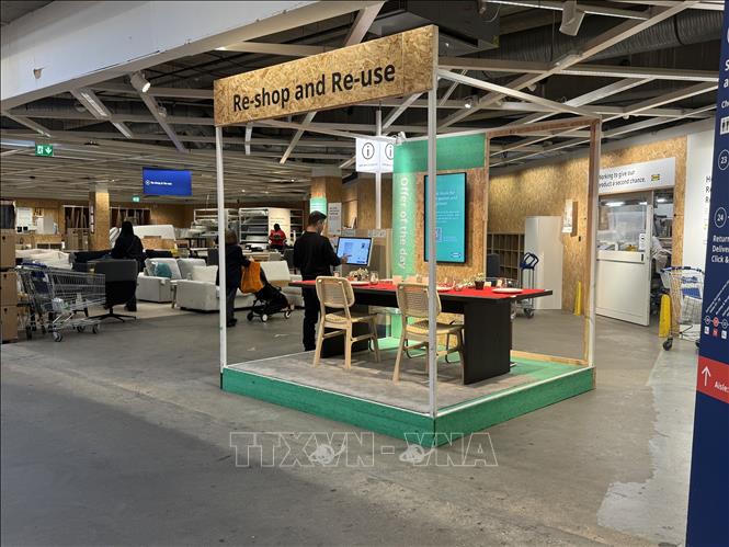 Khách hàng tra cứu sản phẩm giảm giá tại khu Re-shop & Re-use của IKEA.  Ảnh: Hương Giang - PV TTXVN tại Anh
