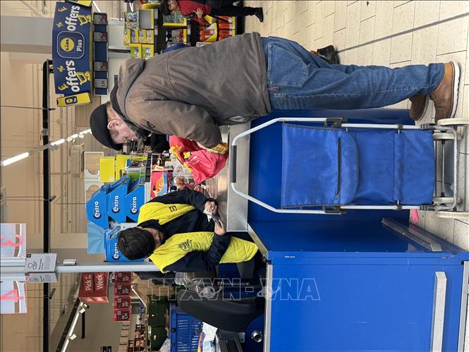 Quầy thu ngân của một siêu thị ở Tây London, nơi áp lực giá cả chạm tới từng hóa đơn của người tiêu dùng. Ảnh: Hương Giang - PV TTXVN tại Anh
