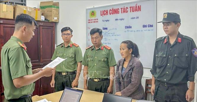 Cơ quan An ninh điều tra Công an thành phố Cần Thơ tống đạt quyết định khởi tố bị can đối với Huỳnh Thị Thu Thảo. Ảnh: TTXVN phát