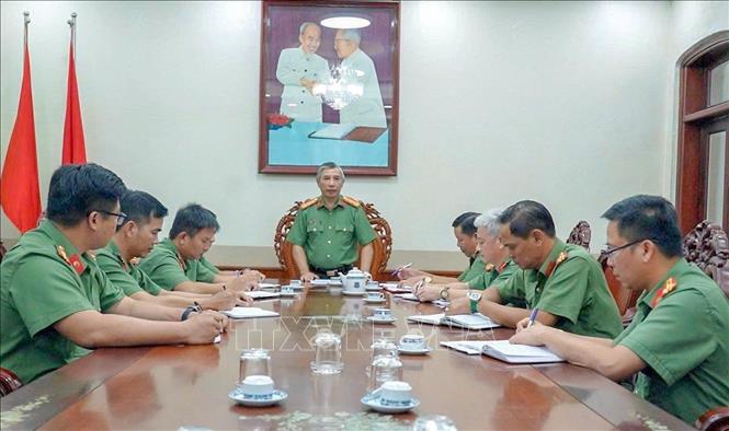 Đại tá Huỳnh Hoài Hận, Phó Giám đốc Công an thành phố Cần Thơ chỉ đạo các đơn vị tập trung đấu tranh, triệt phá các đường dây tổ chức đưa tàu cá, ngư dân ra vùng biển nước ngoài khai thác hải sản trái phép. Ảnh: TTXVN phát