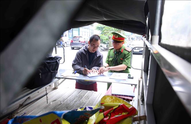 Một trường hợp vi phạm lỗi dừng, đỗ xe sai quy định đã bị lực lượng Công an phường Phương Liệt lập biên bản xử lý theo quy định. Ảnh: Phạm Kiên - TTXVN