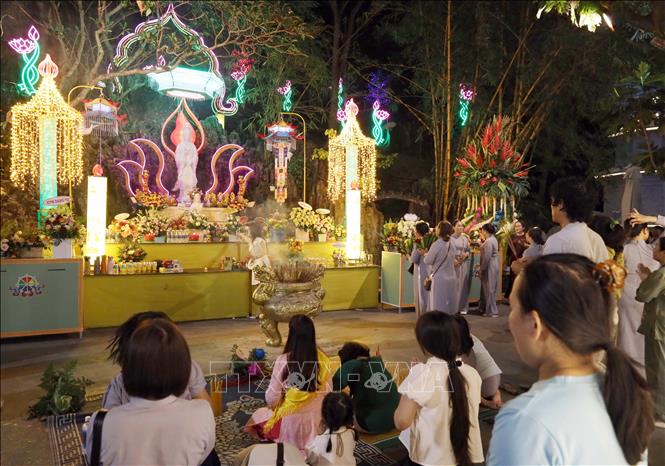 Đông đảo người dân, du khách đến tham dự cầu nguyện bình an cho gia đình tại Lễ hội Quán Thế Âm, Ngũ Hành Sơn. Ảnh: Trần Lê Lâm - TTXVN