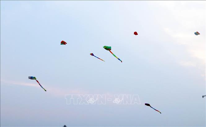 Hoạt động thả diều nghệ thuật được trình diễn tại Lễ hội Quán Thế Âm, Ngũ Hành Sơn phục vụ người dân, du khách. Ảnh: Trần Lê Lâm - TTXVN