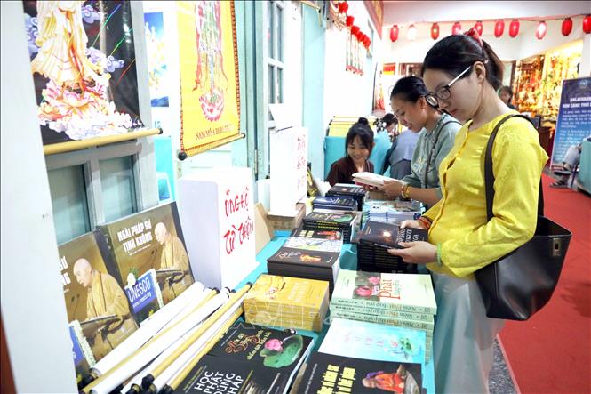 Các hoạt động tặng sách thu hút người dân đến tham quan đọc sách miễn phí tại Lễ hội Quán Thế Âm, Ngũ Hành Sơn. Ảnh: Trần Lê Lâm - TTXVN