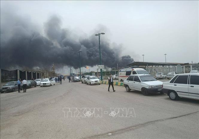 Khói bốc lên tại hiện trường vụ nổ Trung tâm hoá dầu Mahshahr ở Ahvaz, thủ phủ tỉnh Khuzestan, Iran. Ảnh: liveuamap.com/TTXVN
