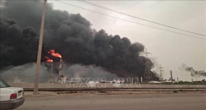 Khói bốc lên tại hiện trường vụ nổ Trung tâm hoá dầu Mahshahr ở Ahvaz, thủ phủ tỉnh Khuzestan, Iran. Ảnh: liveuamap.com/TTXVN