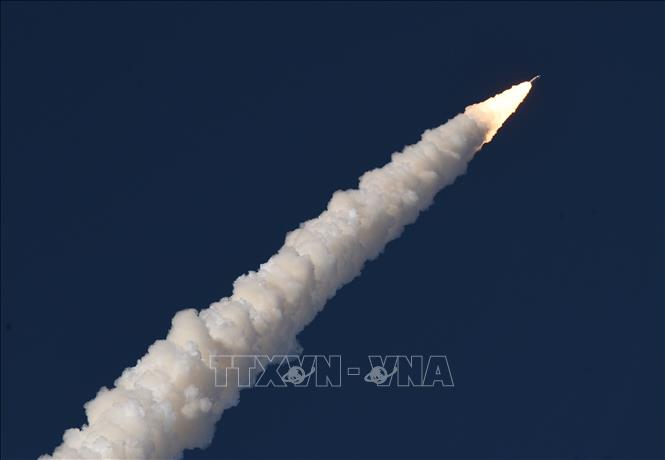 Ngày 1/4/2026, Cơ quan Hàng không Vũ trụ Mỹ (NASA) đã phóng thành công tên lửa cỡ lớn đưa 4 phi hành gia thực hiện hành trình bay vòng quanh Mặt Trăng. Đây là sứ mệnh bay có người lái đầu tiên quanh Mặt Trăng của NASA sau hơn 50 năm. Ảnh: Tên lửa của NASA rời bệ phóng tại Trung tâm Vũ trụ Kennedy ở Cape Canaveral, Florida, Mỹ. Ảnh: AA/TTXVN