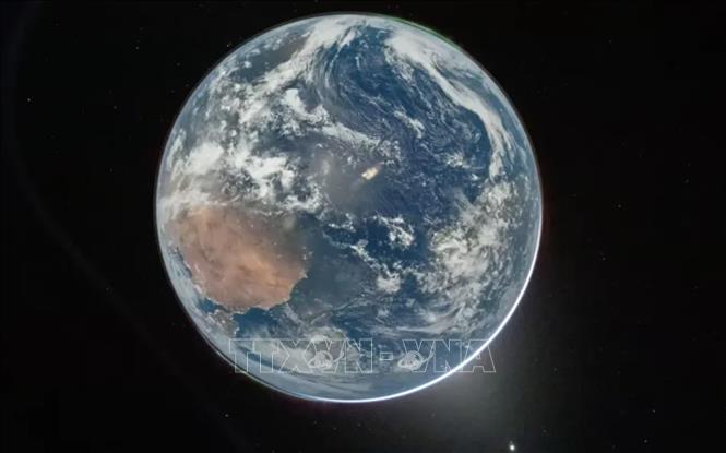 Ngày 3/4/2026, các phi hành gia của nhiệm vụ Artemis II đã gửi về những hình ảnh tuyệt đẹp của Trái Đất trên nền không gian, khi họ tiến gần hơn đến Mặt Trăng, sau khoảng một ngày rưỡi kể từ khi cất cánh. Bức ảnh đầu tiên do chỉ huy Reid Wiseman chụp cho thấy một lát cắt cong của Trái Đất qua cửa sổ của khoang tàu. Bức thứ hai cho thấy toàn bộ “Hành tinh Xanh” với các đại dương được những dải mây trắng xoáy bao phủ và thậm chí xuất hiện ánh sáng cực quang màu xanh lục. Ảnh: AP/TTXVN  