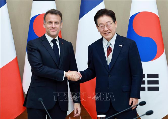 Ngày 3/4/2026, trong cuộc hội đàm nhân chuyến thăm Seoul, Tổng thống Pháp Emmanuel Macron (trái) và Tổng thống Hàn Quốc Lee Jae Myung đã nhất trí tăng cường phối hợp nhằm giảm thiểu tác động kinh tế từ xung đột Trung Đông. Hai nhà lãnh đạo cũng nhất trí nâng cấp quan hệ giữa hai nước lên mức “đối tác chiến lược toàn cầu”. Ảnh: Yonhap/TTXVN  