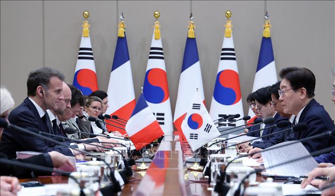 Ngày 3/4/2026, trong cuộc hội đàm nhân chuyến thăm Seoul, Tổng thống Pháp Emmanuel Macron (thứ nhất, trái) và Tổng thống Hàn Quốc Lee Jae Myung (thứ nhất, phải) đã nhất trí tăng cường phối hợp nhằm giảm thiểu tác động kinh tế từ xung đột Trung Đông. Hai nhà lãnh đạo cũng nhất trí nâng cấp quan hệ giữa hai nước lên mức “đối tác chiến lược toàn cầu”. Ảnh: Yonhap/TTXVN  