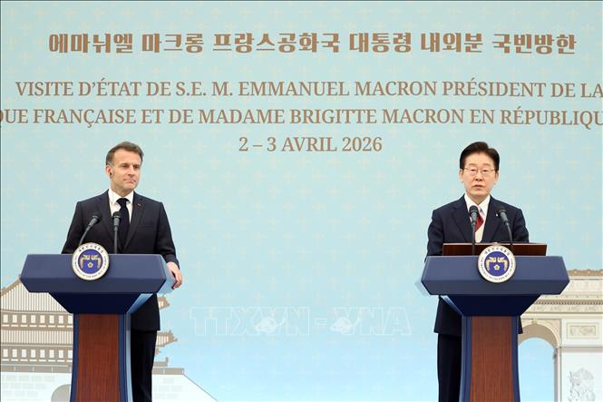 Ngày 3/4/2026, trong cuộc hội đàm nhân chuyến thăm Seoul, Tổng thống Pháp Emmanuel Macron (trái) và Tổng thống Hàn Quốc Lee Jae Myung đã nhất trí tăng cường phối hợp nhằm giảm thiểu tác động kinh tế từ xung đột Trung Đông. Hai nhà lãnh đạo cũng nhất trí nâng cấp quan hệ giữa hai nước lên mức “đối tác chiến lược toàn cầu”. Ảnh: Yonhap/TTXVN
