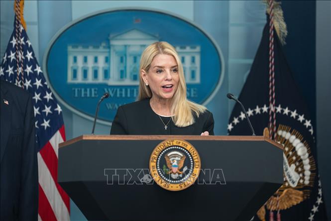 Tổng thống Mỹ Donald Trump ngày 2/4/2026 đã cách chức Bộ trưởng Tư pháp Pam Bondi (ảnh) và bổ nhiệm Thứ trưởng Todd Blanche, cựu luật sư riêng của ông, vào vị trí quyền Bộ trưởng Tư pháp. Động thái trên diễn ra trong bối cảnh bà Bondi bị một số người ủng hộ ông Trump chỉ trích về cách thức xử lý việc công bố hồ sơ liên quan đến tỷ phú đang bị cáo buộc phạm tội Jeffrey Epstein. Ảnh: THX/TTXVN 