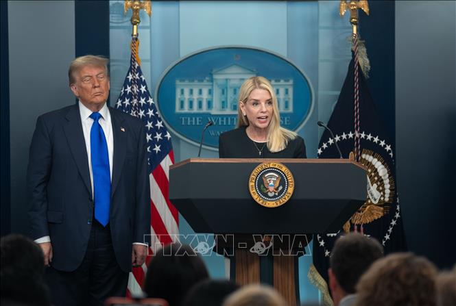Tổng thống Mỹ Donald Trump ngày 2/4/2026 đã cách chức Bộ trưởng Tư pháp Pam Bondi (phải) và bổ nhiệm Thứ trưởng Todd Blanche, cựu luật sư riêng của ông, vào vị trí quyền Bộ trưởng Tư pháp. Động thái trên diễn ra trong bối cảnh bà Bondi bị một số người ủng hộ ông Trump chỉ trích về cách thức xử lý việc công bố hồ sơ liên quan đến tỷ phú đang bị cáo buộc phạm tội Jeffrey Epstein. Ảnh: THX/TTXVN