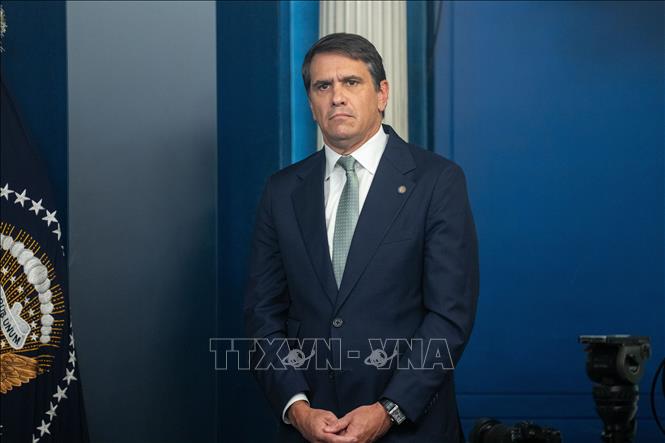 Tổng thống Mỹ Donald Trump ngày 2/4/2026 đã cách chức Bộ trưởng Tư pháp Pam Bondi và bổ nhiệm Thứ trưởng Todd Blanche  (ảnh), cựu luật sư riêng của ông, vào vị trí quyền Bộ trưởng Tư pháp. Động thái trên diễn ra trong bối cảnh bà Bondi bị một số người ủng hộ ông Trump chỉ trích về cách thức xử lý việc công bố hồ sơ liên quan đến tỷ phú đang bị cáo buộc phạm tội Jeffrey Epstein. Ảnh: THX/TTXVN