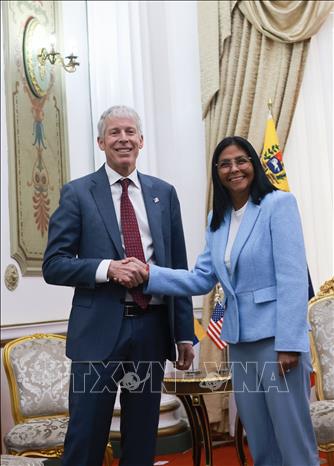 Ngày 1/4/2026, chính quyền Mỹ đã dỡ bỏ các biện pháp trừng phạt đối với Tổng thống lâm thời Venezuela Delcy Rodriguez - chính trị gia nắm quyền lãnh đạo quốc gia Nam Mỹ sau khi Washington bắt giữ Tổng thống Nicolas Maduro trong chiến dịch quân sự hôm 3/1 tại Caracas. Trước đó, ngày 30/3, Bộ Ngoại giao Mỹ thông báo Đại sứ quán nước này tại thủ đô Caracas của Venezuela  đã chính thức nối lại hoạt động toàn diện, khép lại 7 năm gián đoạn quan hệ ngoại giao giữa hai nước. Ảnh: Tổng thống lâm thời Venezuela Delcy Rodriguez (phải) trong cuộc gặp Bộ trưởng Năng lượng Mỹ Chris Wright tại Caracas.  THX/TTXVN