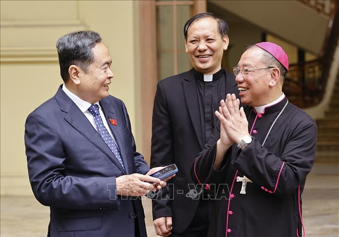 Chủ tịch Quốc hội Trần Thanh Mẫn với Tổng Giám mục Tổng Giáo phận Hà Nội Vũ Văn Thiên. Ảnh: Doãn Tấn - TTXVN
