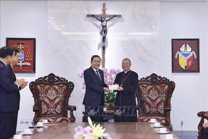 Chủ tịch Quốc hội Trần Thanh Mẫn tặng quà Tổng Giáo phận Hà Nội. Ảnh: Doãn Tấn - TTXVN
