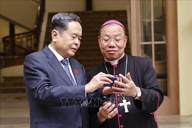 Chủ tịch Quốc hội Trần Thanh Mẫn với Tổng Giám mục Tổng Giáo phận Hà Nội Vũ Văn Thiên. Ảnh: Doãn Tấn - TTXVN
