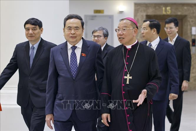 Chủ tịch Quốc hội Trần Thanh Mẫn và Tổng Giám mục Tổng Giáo phận Hà Nội Vũ Văn Thiên. Ảnh: Doãn Tấn - TTXVN