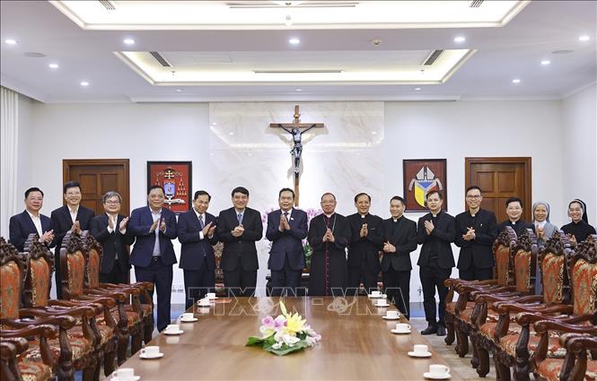Chủ tịch Quốc hội Trần Thanh Mẫn với Tổng Giám mục Tổng Giáo phận Hà Nội Vũ Văn Thiên và các linh mục. Ảnh: Doãn Tấn - TTXVN
