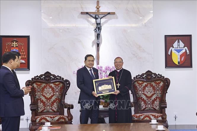  Chủ tịch Quốc hội Trần Thanh Mẫn tặng quà Tổng Giáo phận Hà Nội. Ảnh: Doãn Tấn - TTXVN