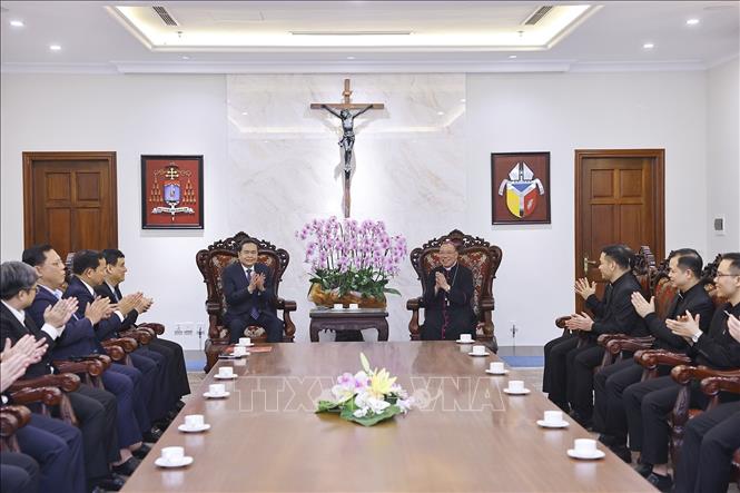  Chủ tịch Quốc hội Trần Thanh Mẫn chúc mừng Tổng Giáo phận Hà Nội. Ảnh: Doãn Tấn - TTXVN