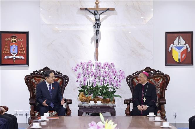  Chủ tịch Quốc hội Trần Thanh Mẫn chúc mừng Tổng Giáo phận Hà Nội. Ảnh: Doãn Tấn - TTXVN